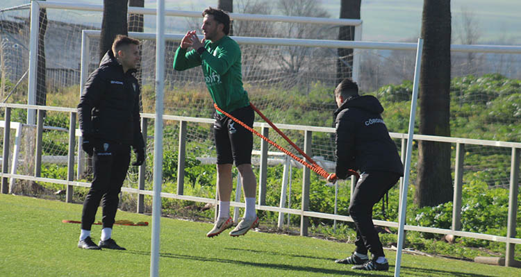 Adri Castellano saltando durante uno de sus ejercicios de rehabilitación.