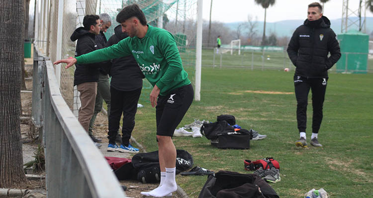 Adri Castellano estirando tras terminar otro entrenamiento en solitario.