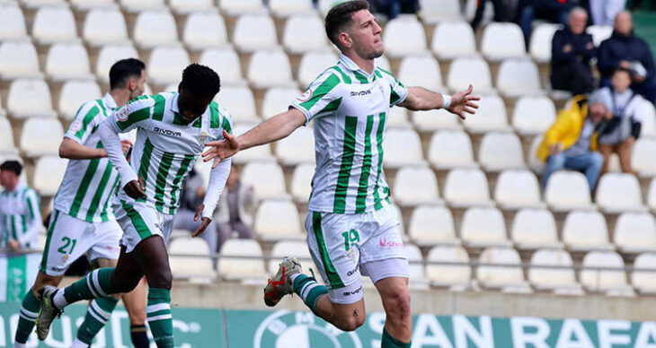 Alberto Toril celebrando el gol de la victoria ante el Intercity.