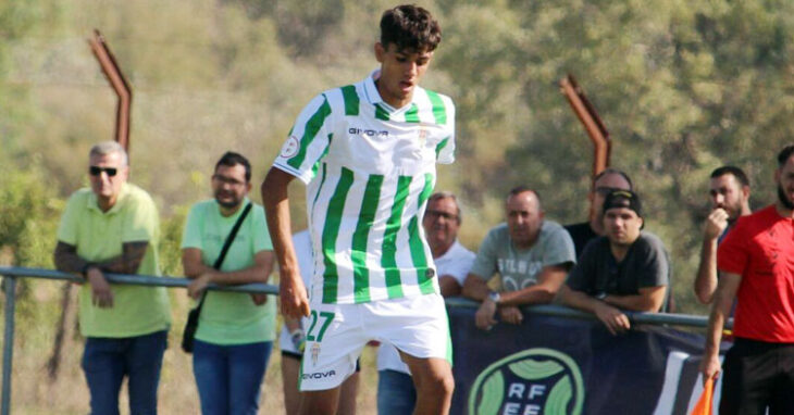 Álex López jugando un partido con el Córdoba B con dorsal del equipo juvenil. Foto: CCF