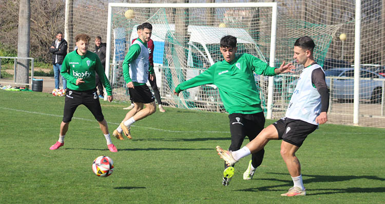 Kike Márquez desplazando el balón ante Álex López, que volvió a los entrenamientos con el primer equipo.