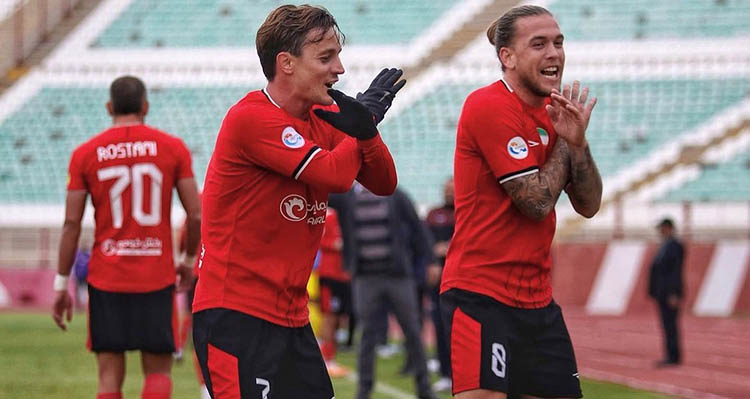 Álvaro Jiménez celebrando con un compañero un gol con el Tractor iraní.