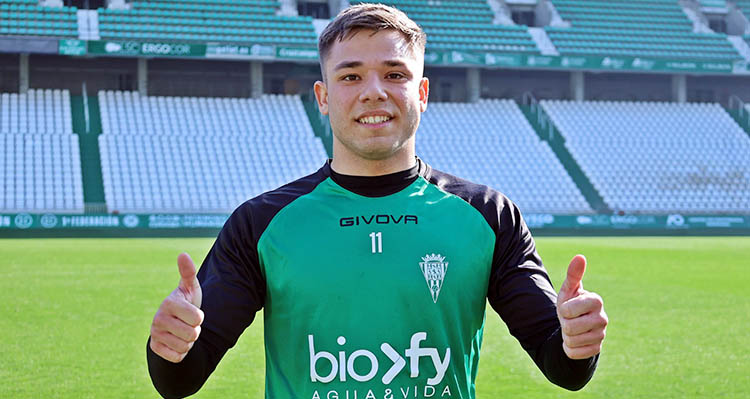 Álvaro Leiva mostrando sus pulgares al cordobesismo tras su primer entreno en El Arcángel.