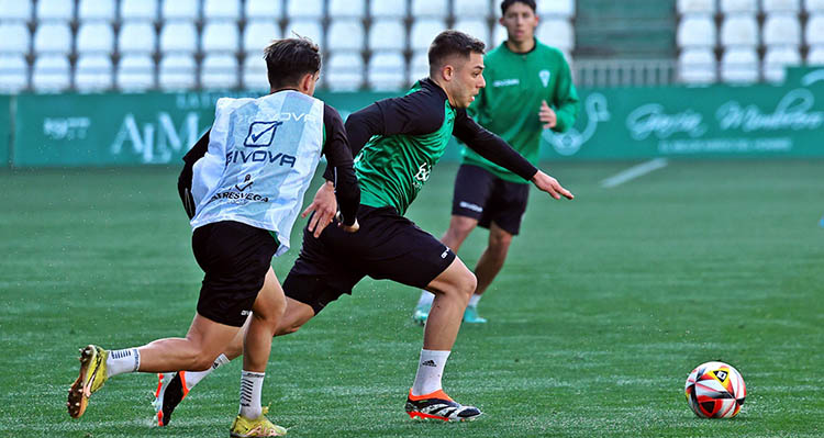 Álvaro Leiva en su estreno sobre el verde de El Arcángel marchándose de Simo.
