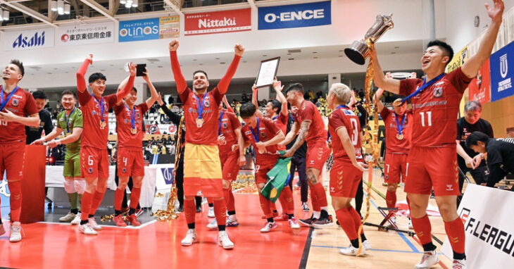 Andresito celebra su segundo título en Japón. Foto: F-League.