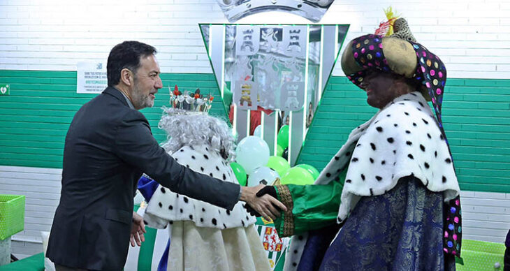 Antonio Fernández Monterrubio saludando al Rey Baltasar.