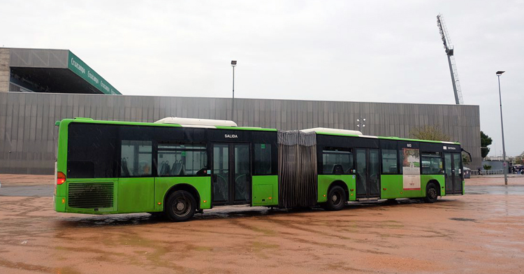 Un autobús ante El Arcángel en marzo de 2022. Foto: Aucorsa.