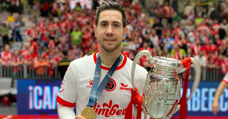 Bebé posa con su sexta Supercopa de España.