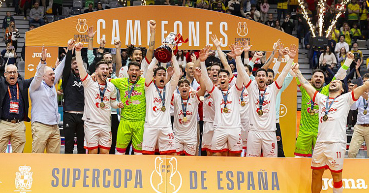 El Jimbee, con Bebé en primera fila, celebra su primer título. Foto: RFEF