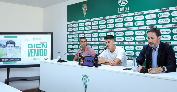 Los responsables de la comisión deportiva del Córdoba en la presentación de Carlos García. Foto: CCF