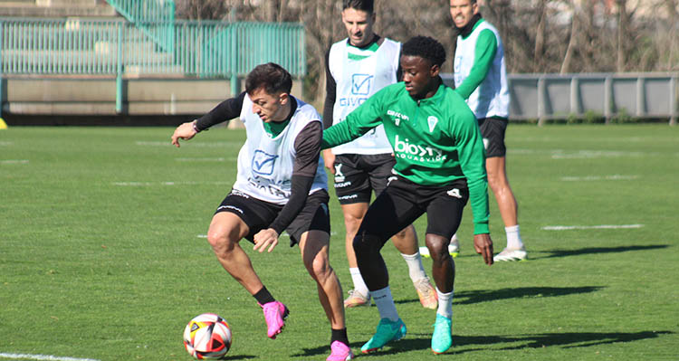 Carracedo aguanta el balón ante la presión de Adilson.