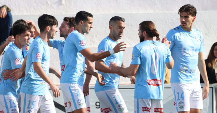 Los lucentinos celebrando su gol ante el Cabecense. Foto: Antonio Quintero / Ciudad de Lucena