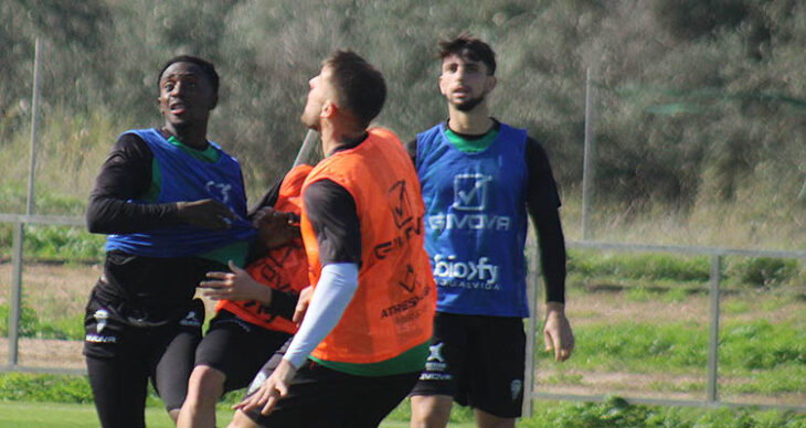 Christian Delgado viendo la disputa por el balón entre Diarra y Casas en uno de sus últimos entrenamientos con el Córdoba.