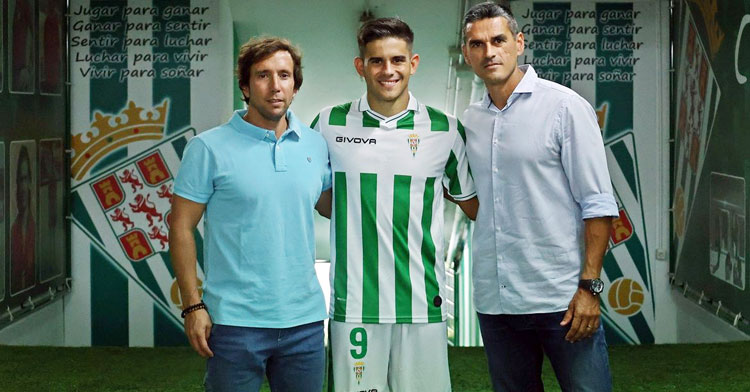 Juanito y Raúl Cámara, miembros de la Comisión Deportiva del Córdoba, en la presentación de Kuki Zalazar, uno de los refuerzos finales en verano. Foto: CCF