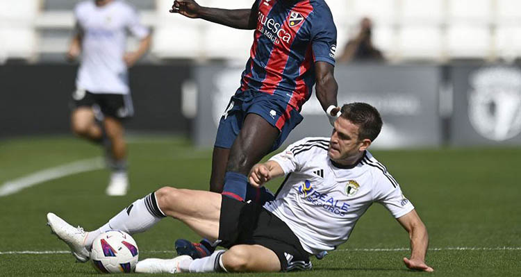David Goldar sacando un balón a ras de césped en el partido inaugural de esta temporada con el Burgos ante el Huesa.