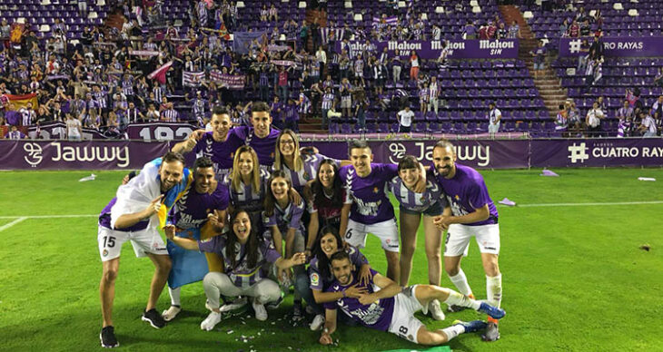 Antoñito celebrando el ascenso del Real Valladolid junto a Deivid, Rodri y otros compañeros además de sus parejas.