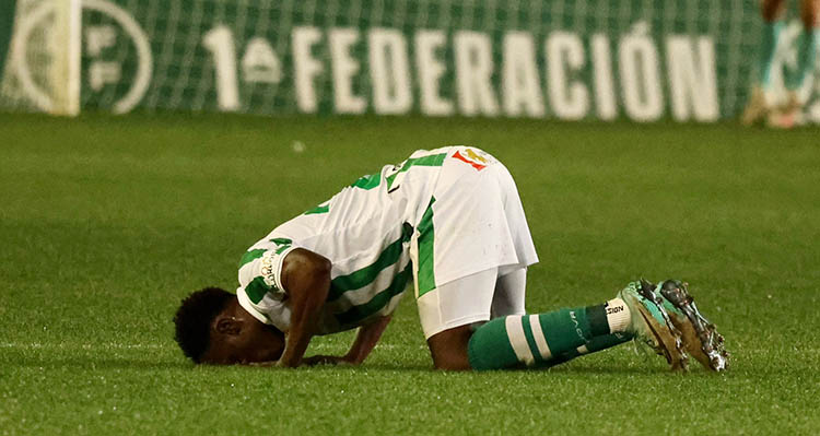 Diarra desconsolado al final del partido.