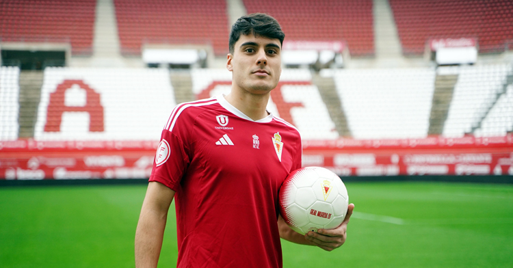 Enol Coto, en su presentación con el Murcia. Foto: Real Murcia CF.
