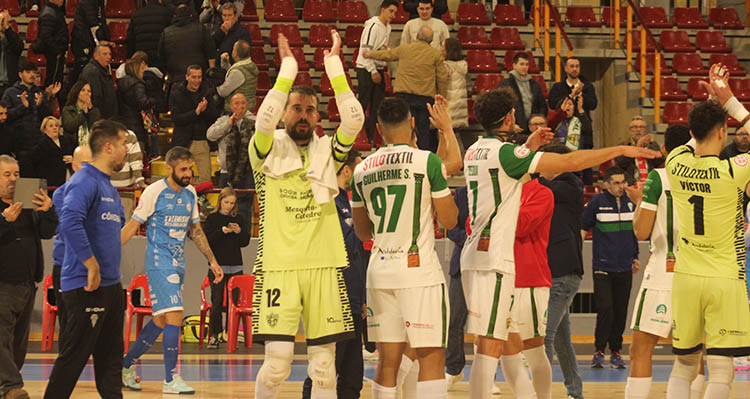 Los jugadores del Córdoba Patrimonio celebran su triunfo ante el Noia.
