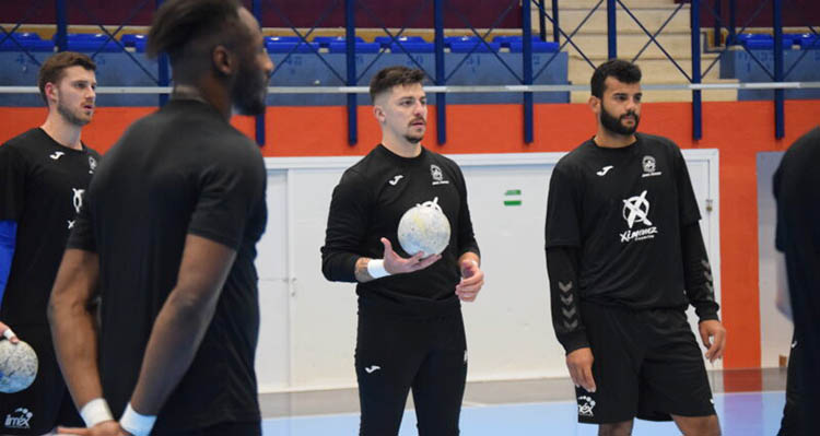 Gonçalo Ribeiro y Marcio Santos escuchando las instrucciones de Paco Bustos.