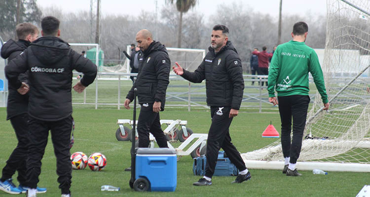 Iván Ania gesticulando a su cuerpo técnico.