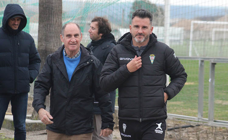 Salvador Puerto tras saludar al entrenador del Córdoba CF, Iván Ania, en la Ciudad Deportiva.