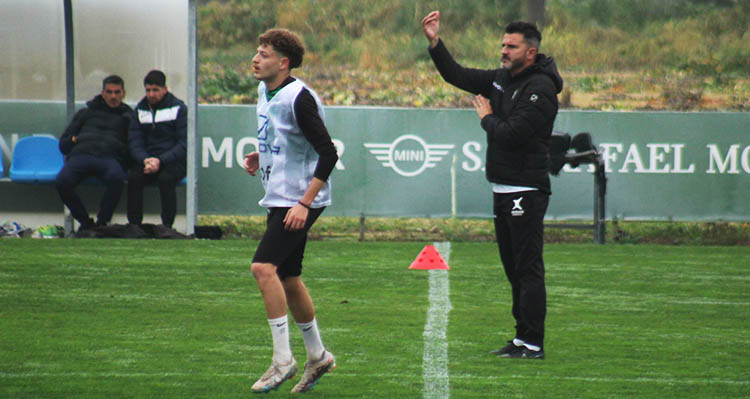 Iván Ania dando instrucciones ante Simo, con Juanito y Javi Flores al fondo en el banquillo.