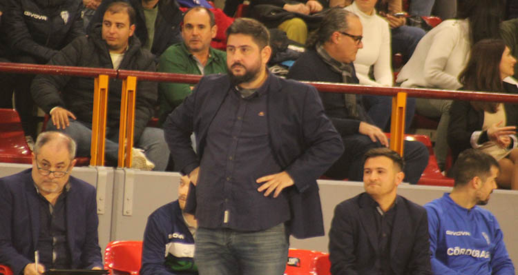 Josan González en su vuelta a la zona técnica tras su sanción