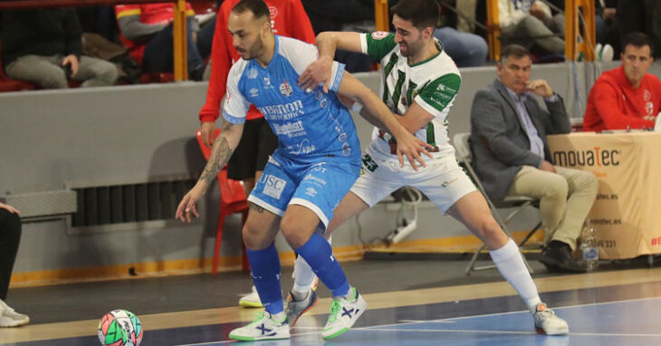 Josema encimando a un rival del Noia. Foto: Córdoba Futsal