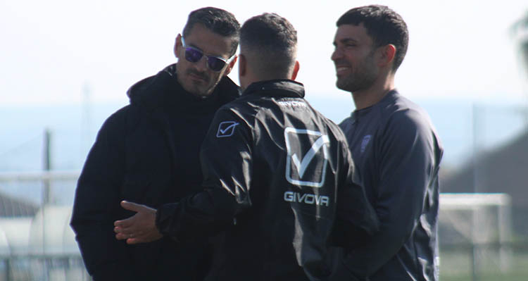 Iván Ania preguntándole a Juanito por los fichajes junto a su preparador físico.