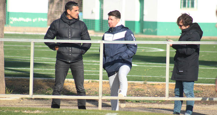 Juanito departiendo con Javi Flores, mientras Raúl Cámara mira su móvil.