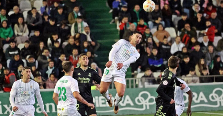 Kike Márquez gana un balón por alto en el Córdoba-Real Madrid Castilla de febrero de 2023. Foto: CCF