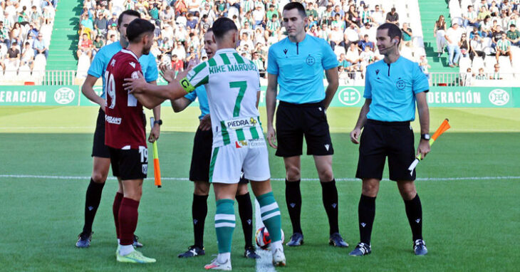 Kike Márquez saludando al trío arbitral y al capitán rival en el partido del Córdoba ante el Mérida, en el que duró 3 minutos en el campo. Foto: CCF