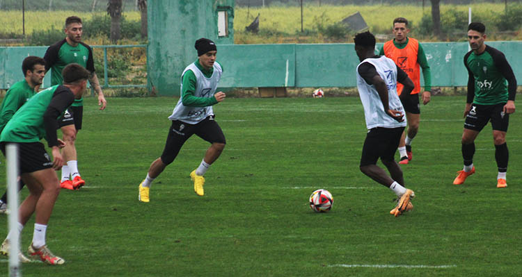 Kuki Zalazar distribuyendo el juego en la vuelta a los entrenamientos.