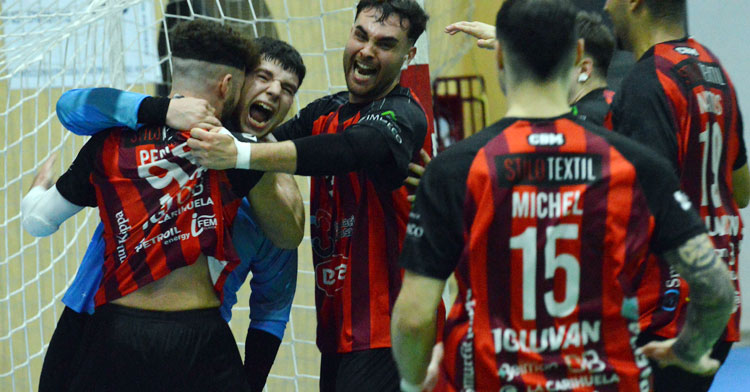 Los jugadores cajistas abrazan a Ignacio Pérez tras su parada salvadora final. Foto: CBM