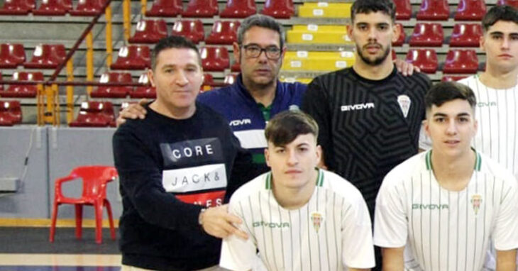 Lolo Vinos, a la izquierda, posando junto a sus jugadores. Foto: Córdoba Futsal
