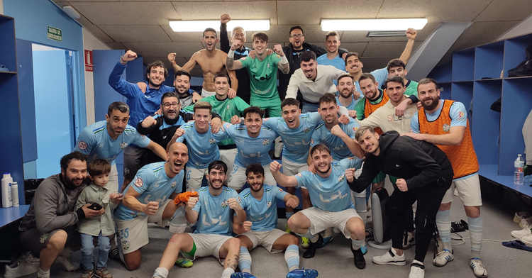 Los jugadores del Ciudad de Lucena festejan la victoria. Foto: Ciudad de Lucena