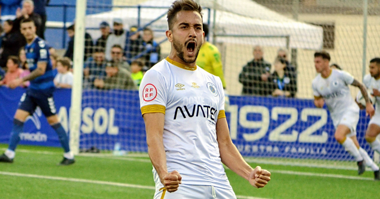 Luismi celebrando un tanto como jugador axárquico. Foto: Vélez CF