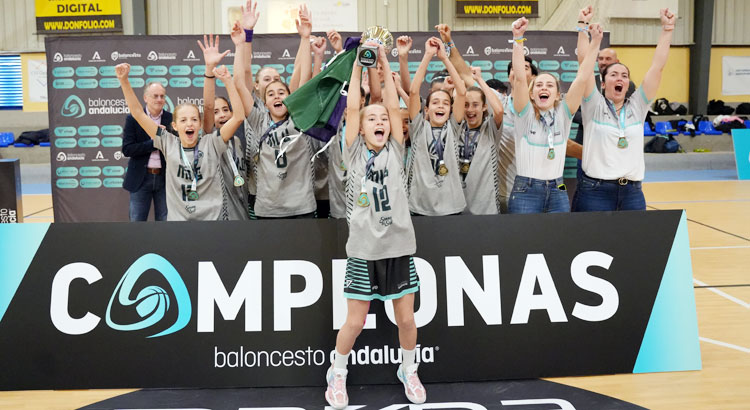 Málaga celebrando su campeonato en la pista del Colegio La Salle. Foto: FAB