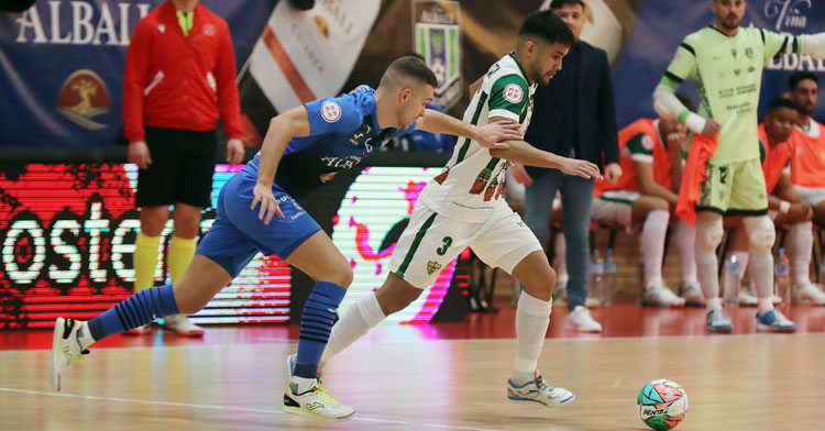 Damián Mareco buscando una opción de pase en el duelo contra Valdepeñas, último de 2023. Foto: Córdoba Futsal