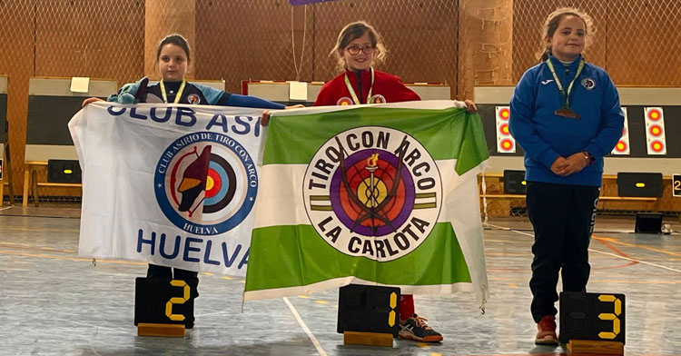 María Pineda posando orgullosa tras su triunfo