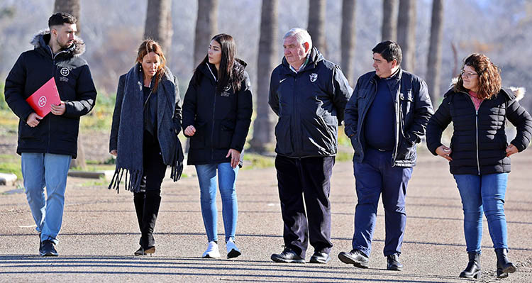 La presidenta del IMDECO, Marian Aguilar, a la izquierda junto al representante de la Federación Española y otros miembros de la delegación cordobesa y el Córdoba CF.