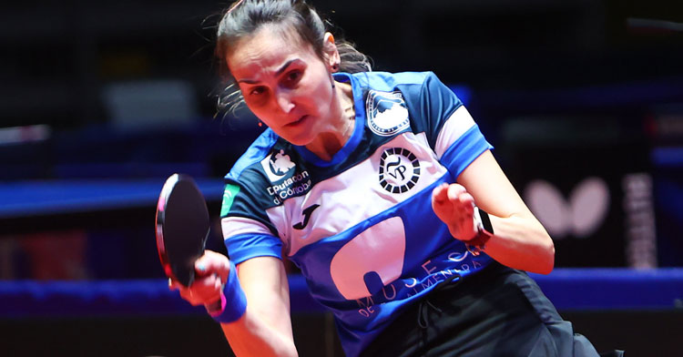 Marija Galonja intentando devolver una pelota. Foto: RFETM