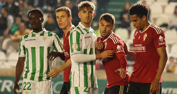 Matías Barboza marcando en defensa a uno de los atacantes del Murcia en su debut como titular en El Arcángel.