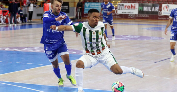 Osamanmusa intenta golpear con la presión de un rival en el partido ante Manzanares de hace unas semanas en Vista Alegre. Foto: Córdoba Futsal