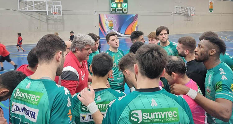 Paco Bustos con sus hombres en tierras alicantinas en un tiempo muerto en el partido final ante Alicante.