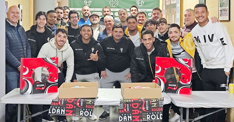 Los estamentos del club reunidos al calor de los buenos roscones de Reyes clásicos de estas fiestas. Foto: Córdoba Futsal