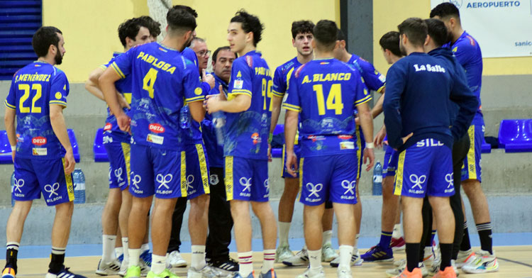 Pepedu Córdoba entre sus jugadores en un partido de los lasalianos. Foto: Laclasi.es