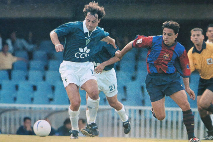 Quini, jugando con el Toledo, protegiendo el balón ante un joven Xavi Hernández, el actual entrenador del FC Barcelona.