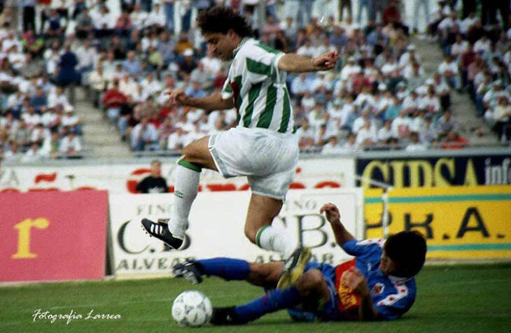 Quini saltando sobre un jugador del Elche.